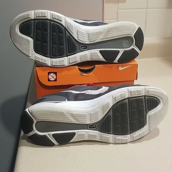 Nike shoes - Picture 3 of 4